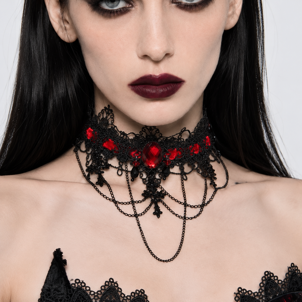 Schwarzer roter Gothic Samt Kreuz Choker