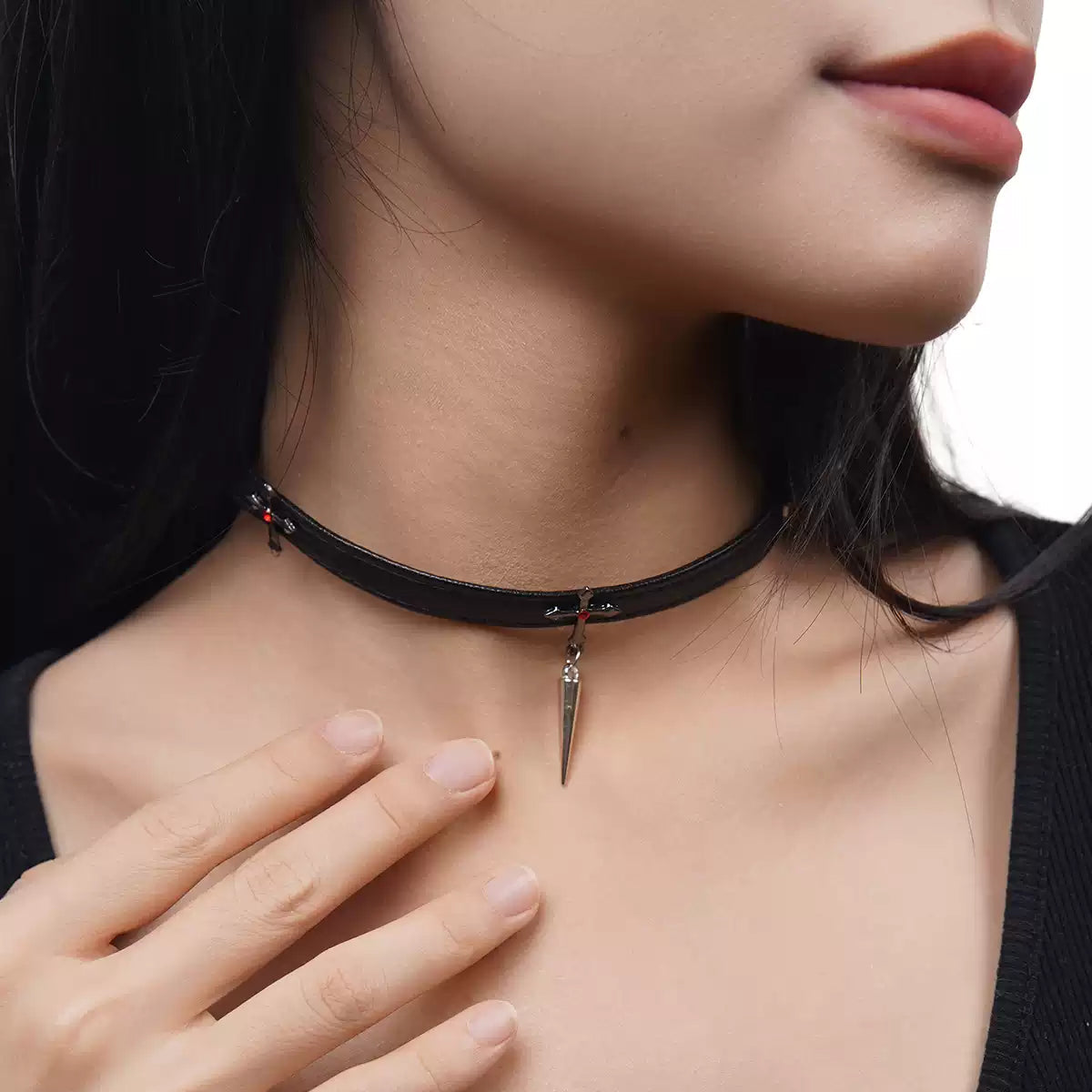 spike drop leather choker image 2